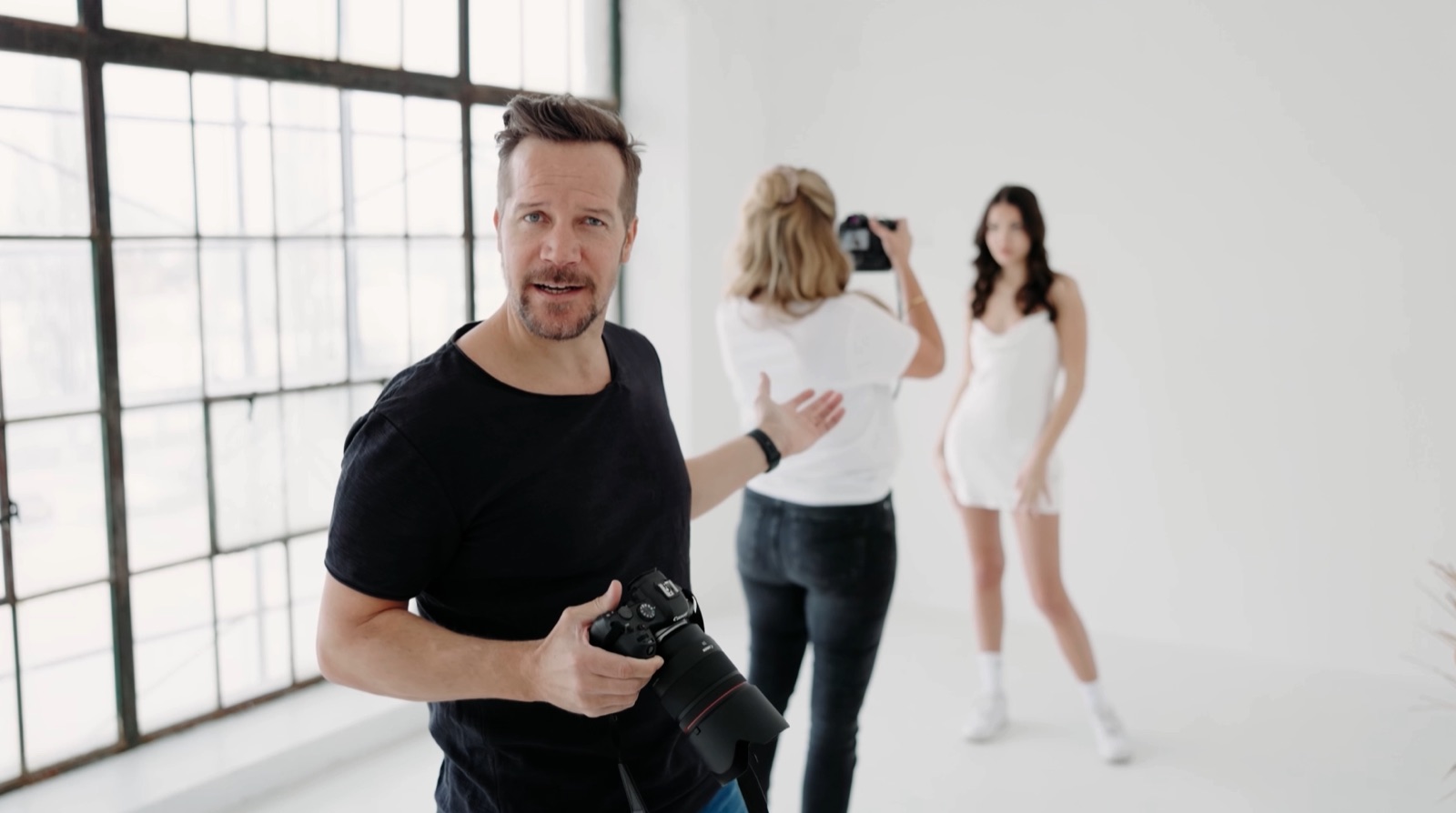 Ingo beim Hybrid Shooting im Studio in Wien, Foto und Video parallel mit einer Kamera.